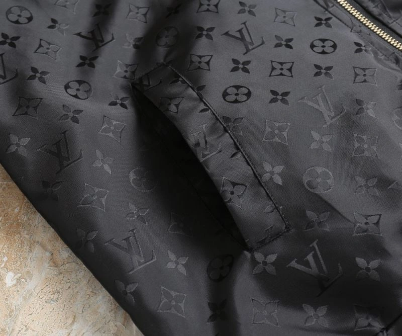 Louis Vuitton Outwear Resilient 136674