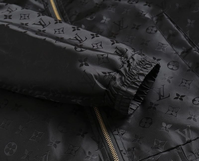 Louis Vuitton Outwear Resilient 136674