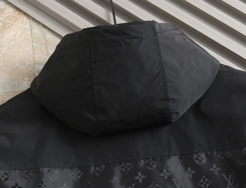 Louis Vuitton Outwear Resilient 136674