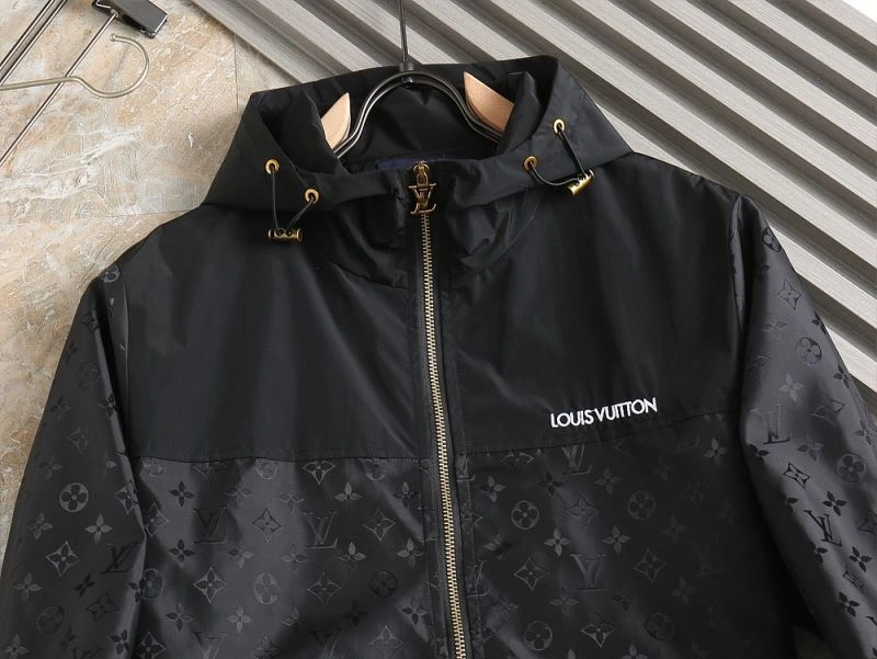Louis Vuitton Outwear Resilient 136674