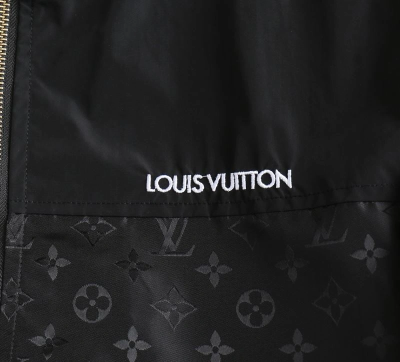 Louis Vuitton Outwear Resilient 136674