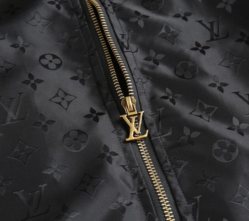 Louis Vuitton Outwear Resilient 136674