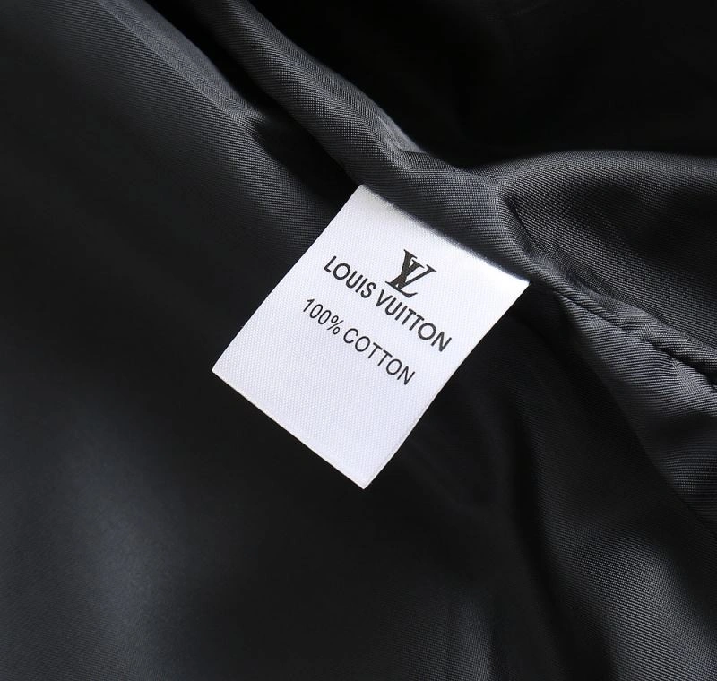 Louis Vuitton Outwear Resilient 136674