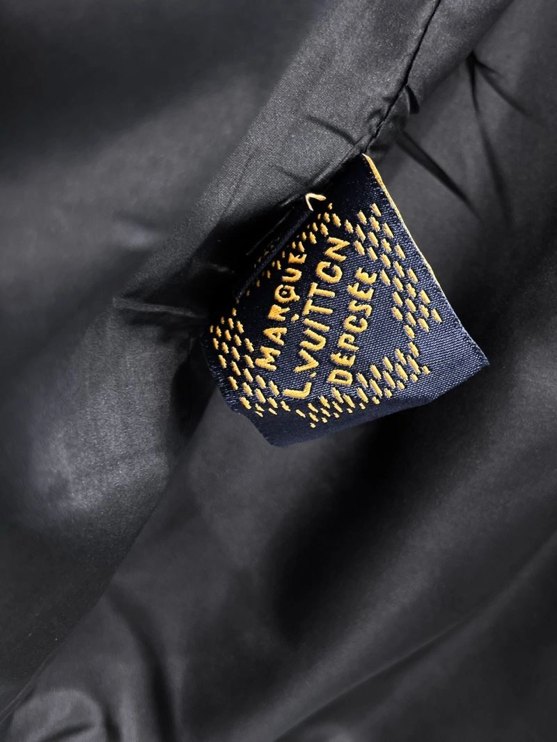 AllSeason Louis Vuitton Outwear 136601