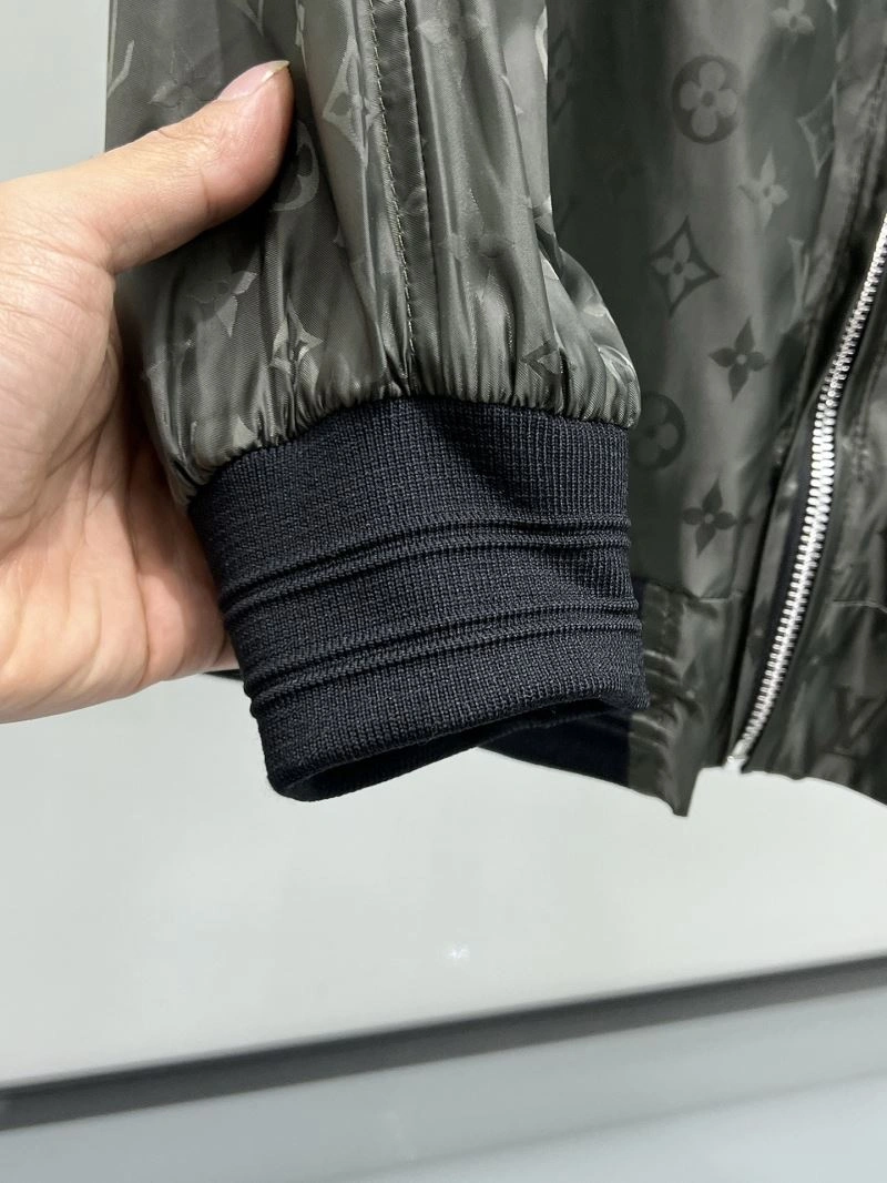 ComfortFit Louis Vuitton Outwear 136598