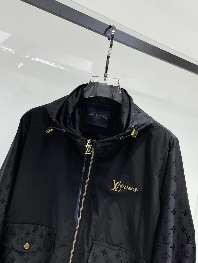 Breathable Louis Vuitton Outwear 136586