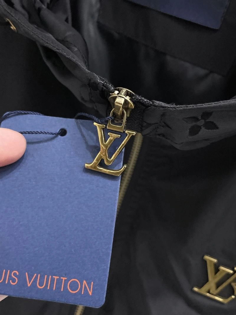 Breathable Louis Vuitton Outwear 136586