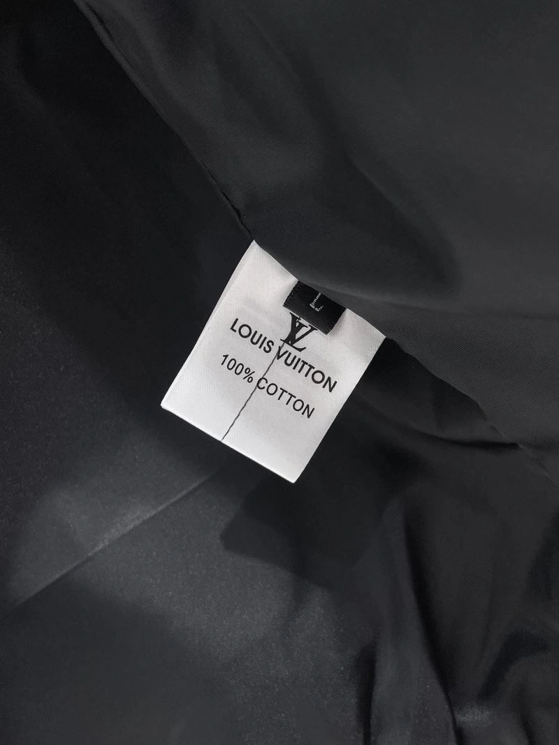 Breathable Louis Vuitton Outwear 136586