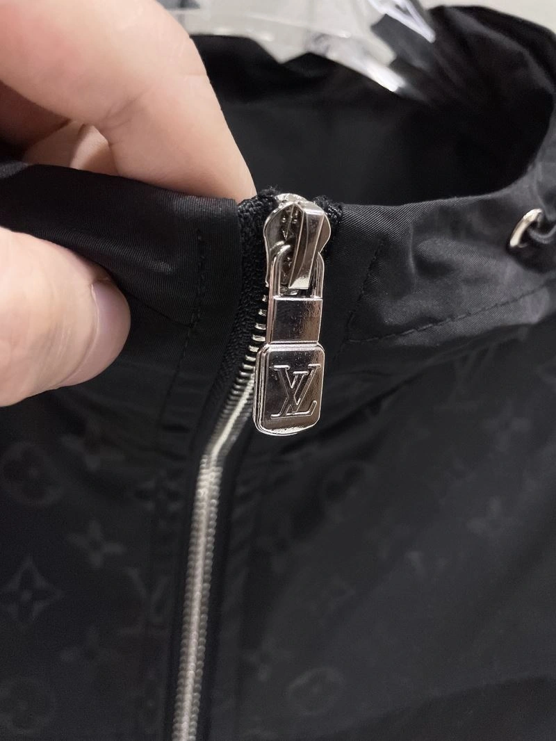 Louis Vuitton Outwear Sporty 136578