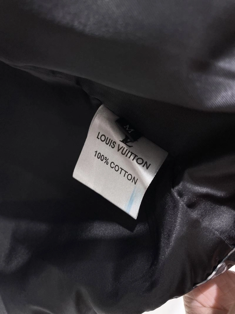 Breathable Louis Vuitton Outwear 136577