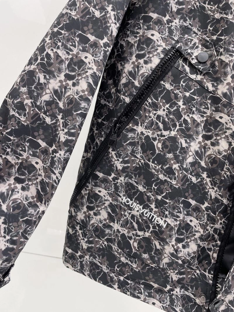 Breathable Louis Vuitton Outwear 136577