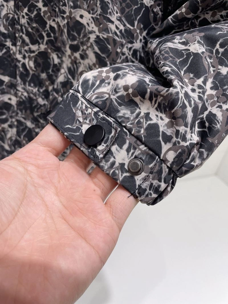 Breathable Louis Vuitton Outwear 136577