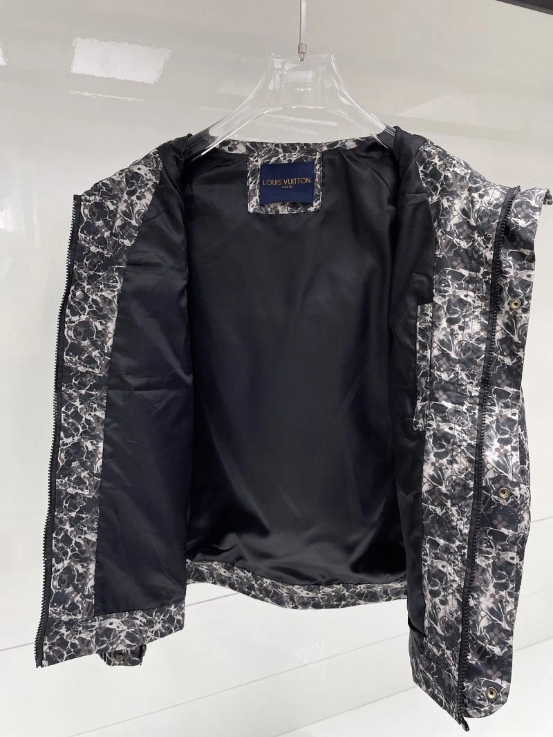 Breathable Louis Vuitton Outwear 136577