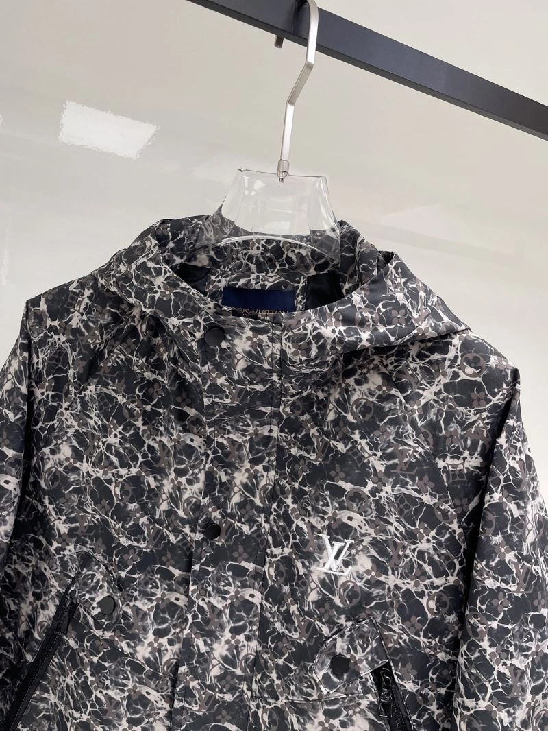 Breathable Louis Vuitton Outwear 136577