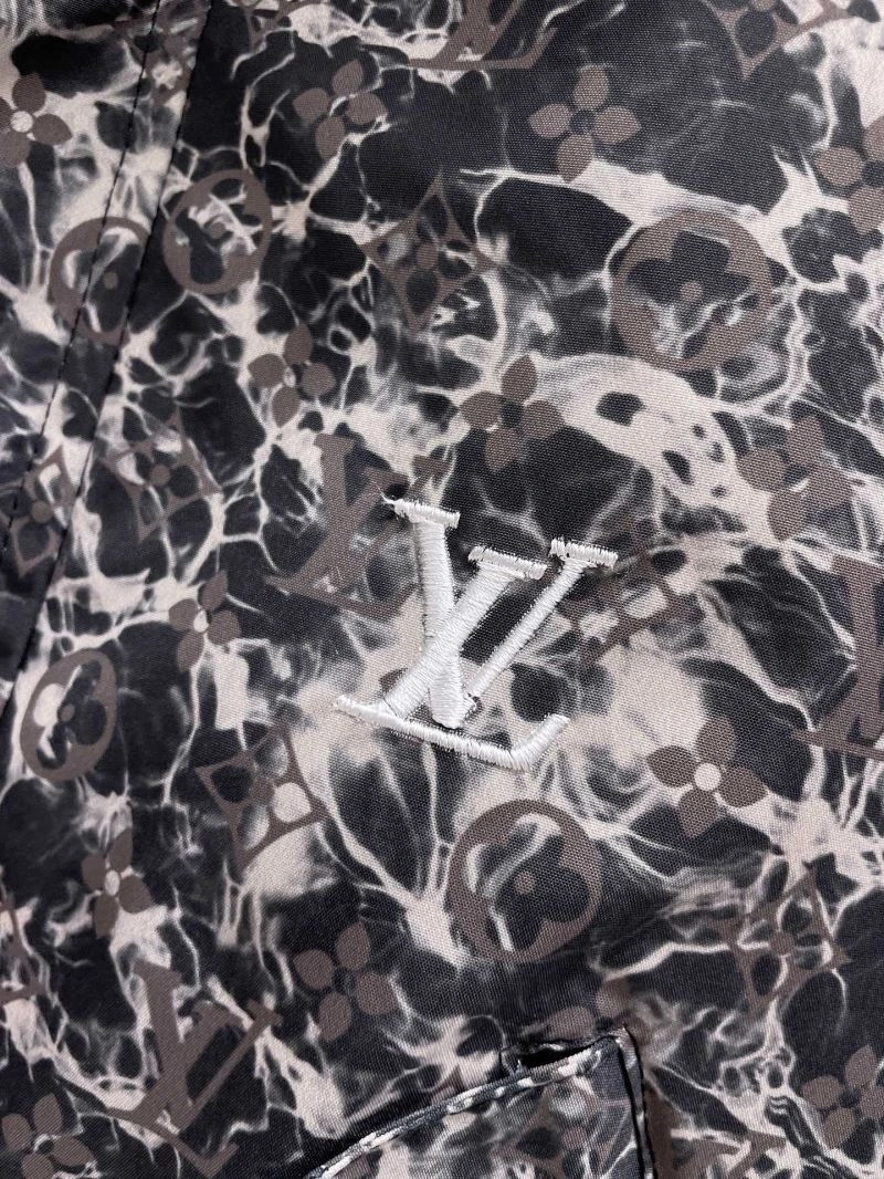 Breathable Louis Vuitton Outwear 136577
