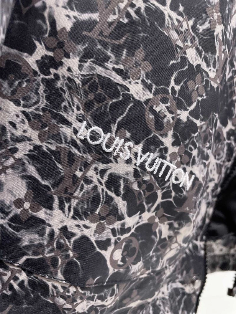 Breathable Louis Vuitton Outwear 136577