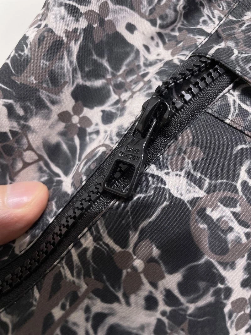 Breathable Louis Vuitton Outwear 136577