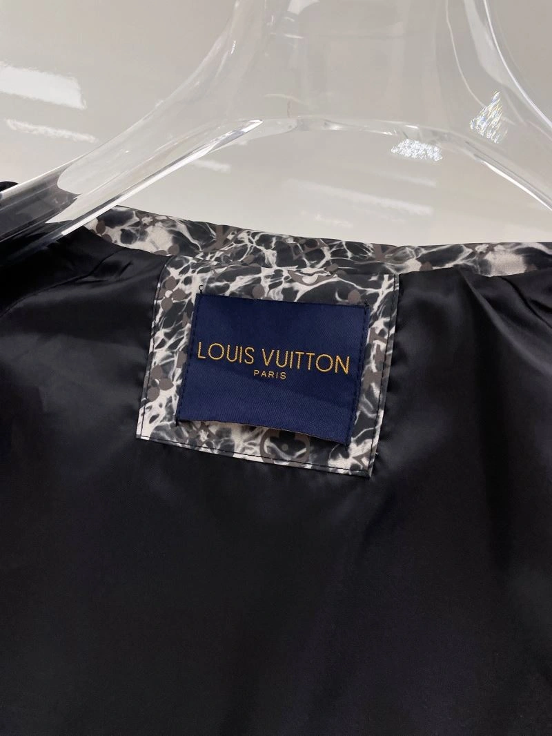 Breathable Louis Vuitton Outwear 136577