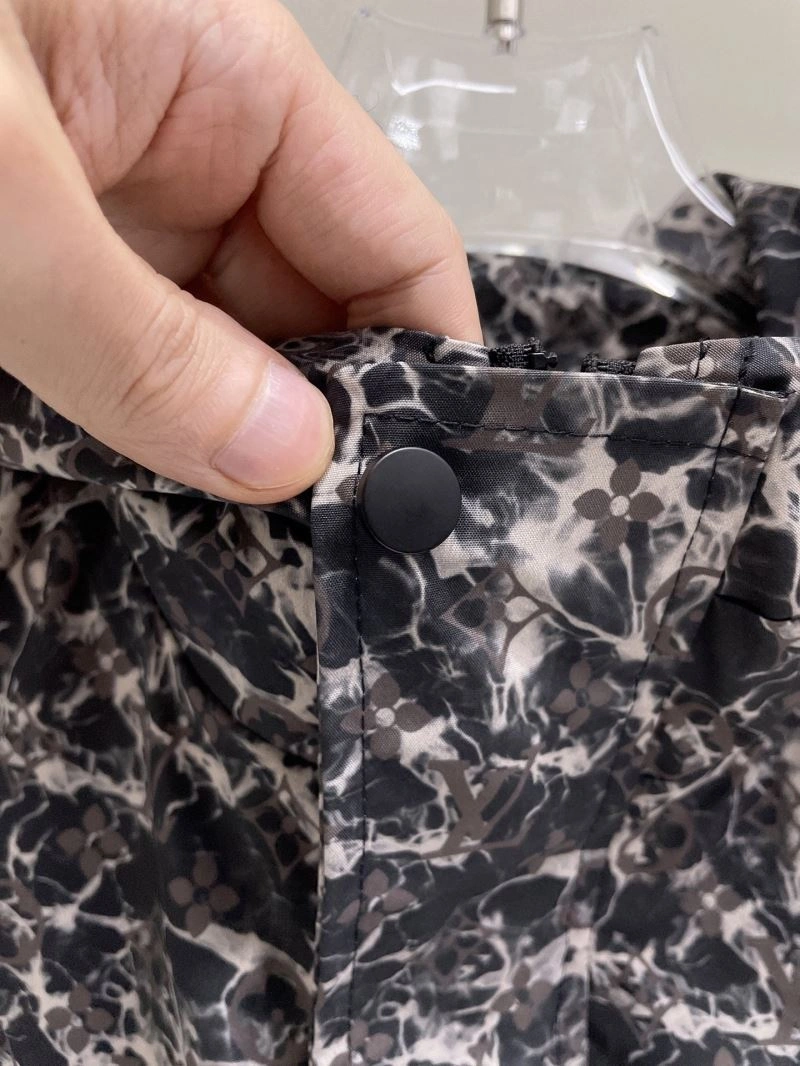 Breathable Louis Vuitton Outwear 136577