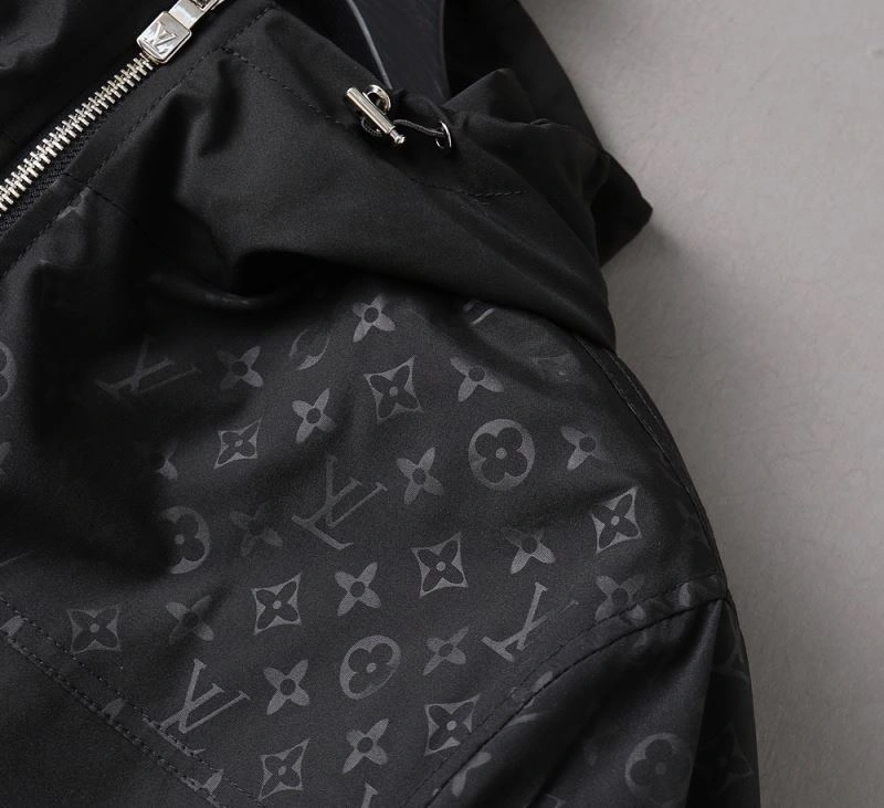 MultiPurpose Louis Vuitton Outwear 136552