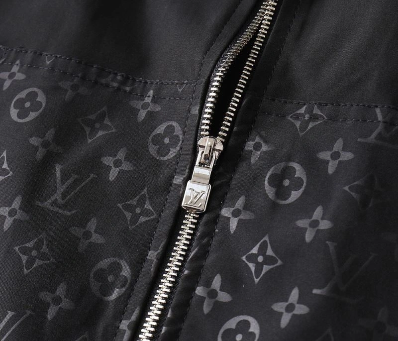 MultiPurpose Louis Vuitton Outwear 136552