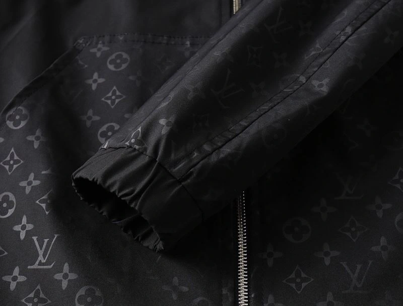 MultiPurpose Louis Vuitton Outwear 136552