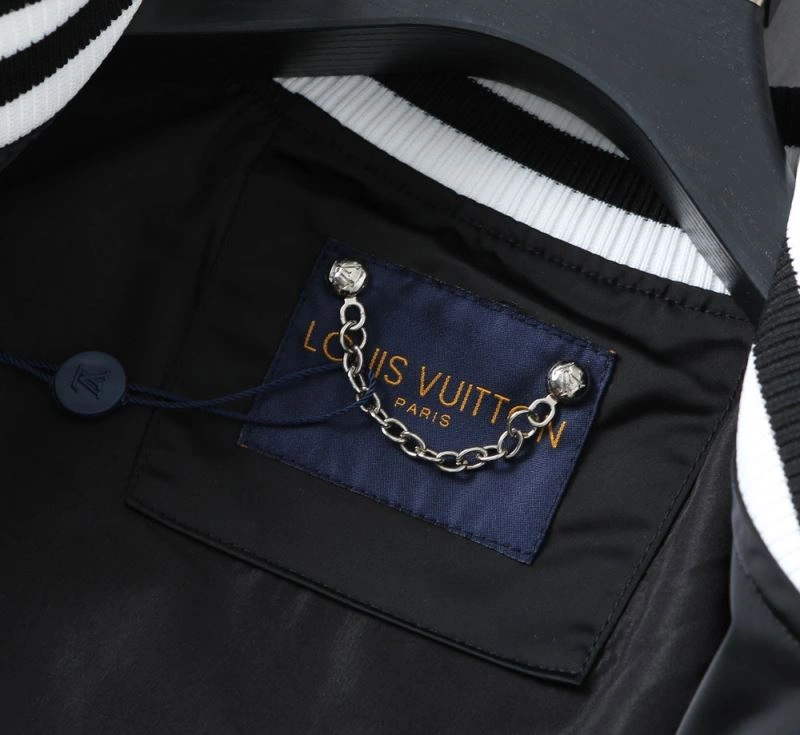Chic Louis Vuitton Outwear 136555