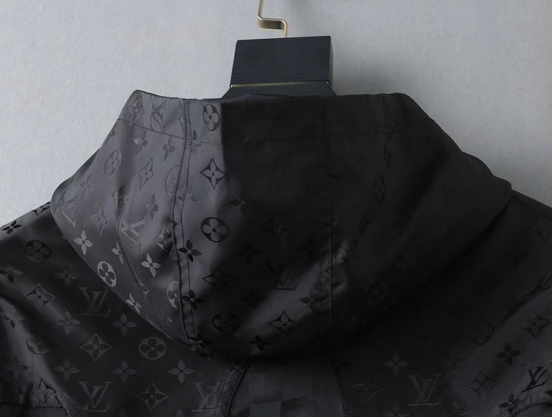 Tailored Louis Vuitton Outwear 136569