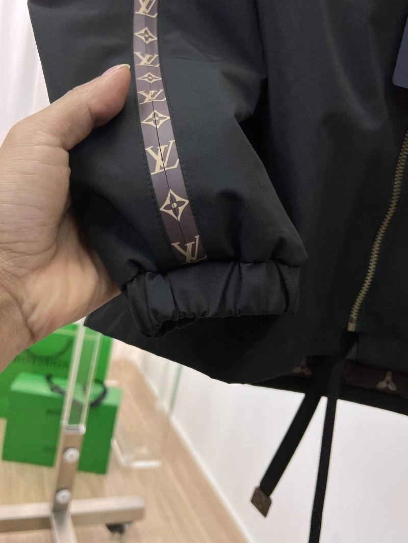 Lightweight Louis Vuitton Outwear 136509