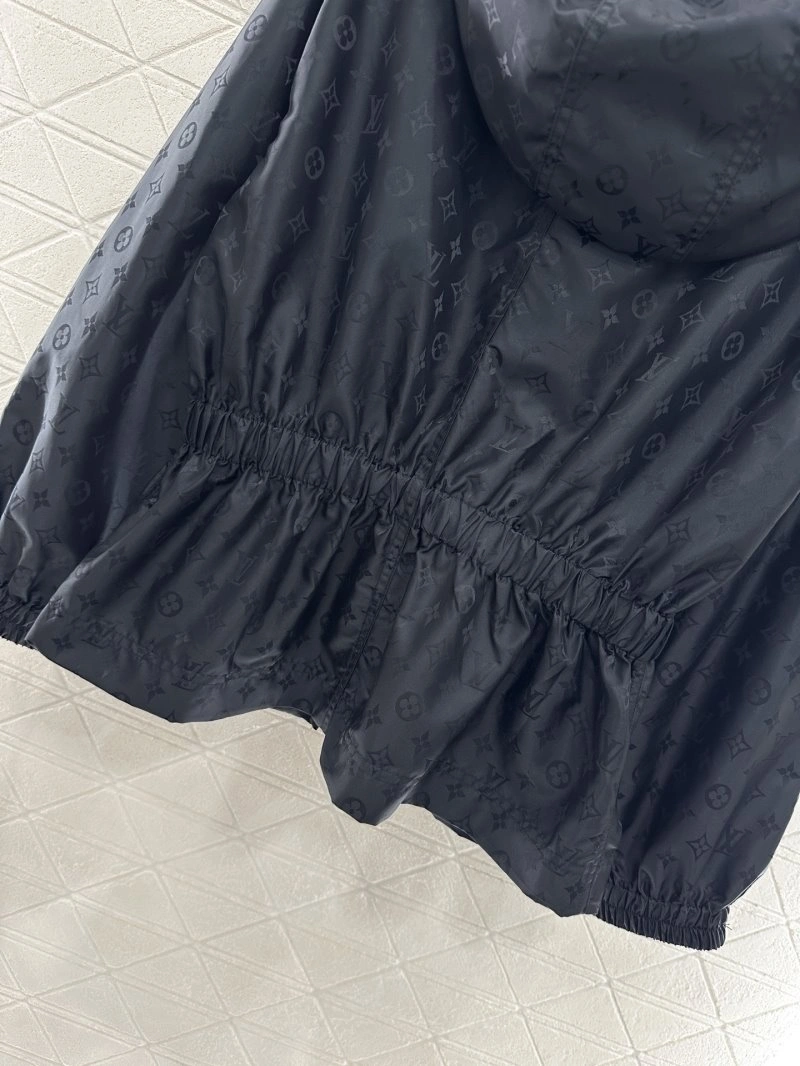 Louis Vuitton Outwear Sleek 131069