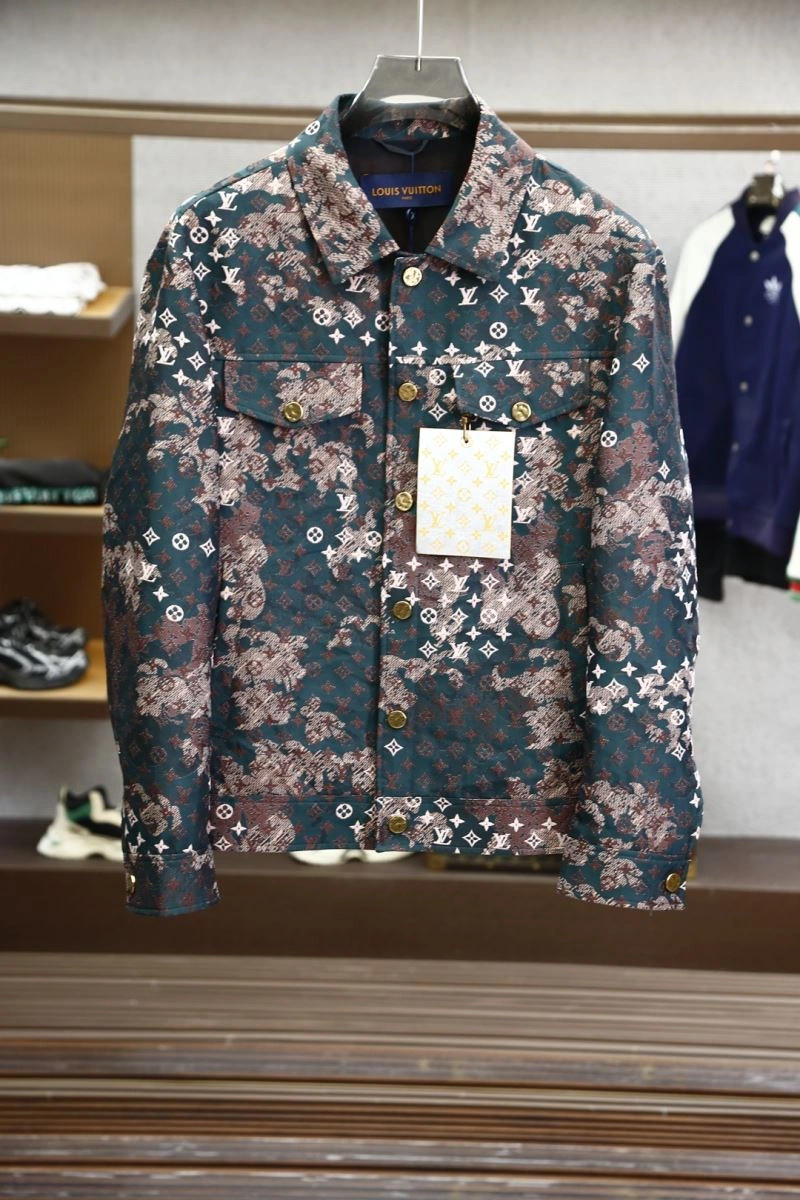 Sophisticated Louis Vuitton Outwear 135841