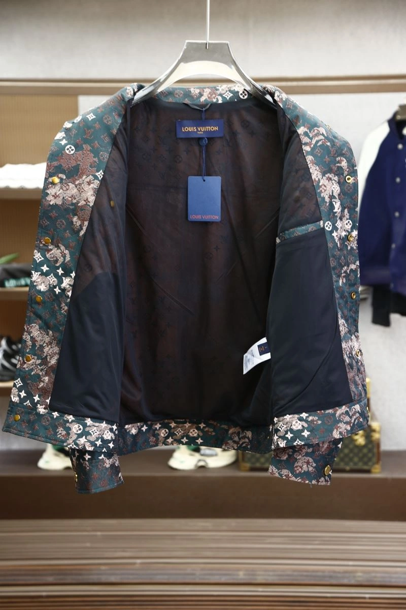 Sophisticated Louis Vuitton Outwear 135841