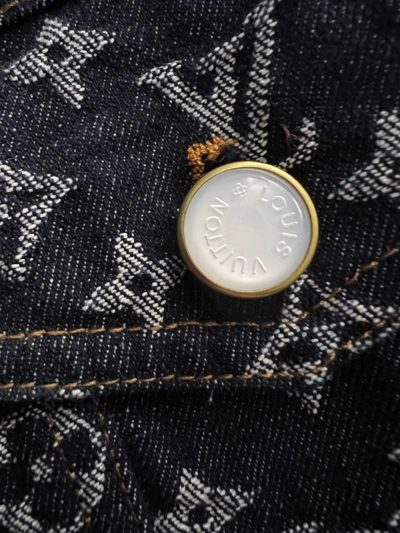 Minimalist Louis Vuitton Outwear 135801
