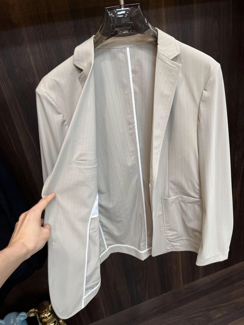 Breathable Louis Vuitton Outwear 134944