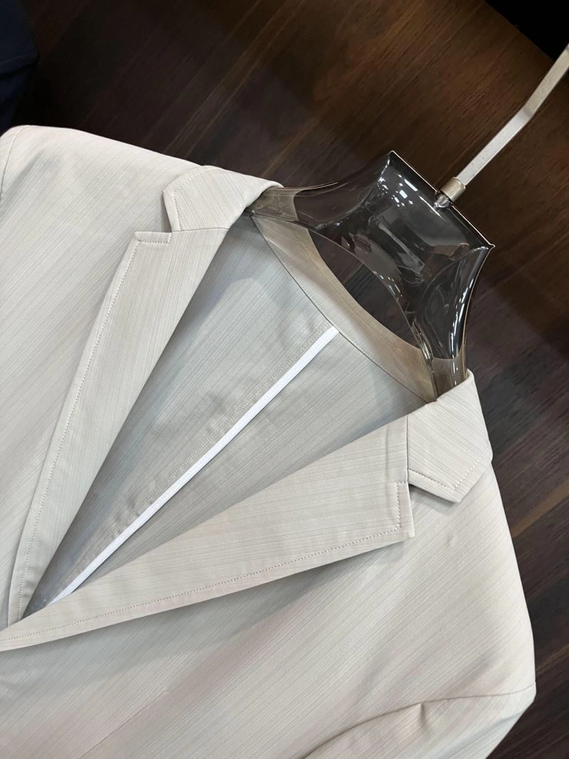 Breathable Louis Vuitton Outwear 134944