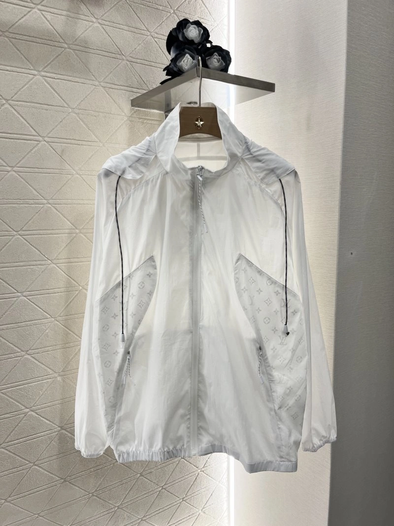Tailored Louis Vuitton Outwear 131237