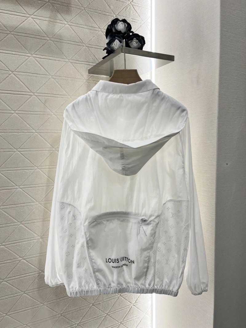 Tailored Louis Vuitton Outwear 131237