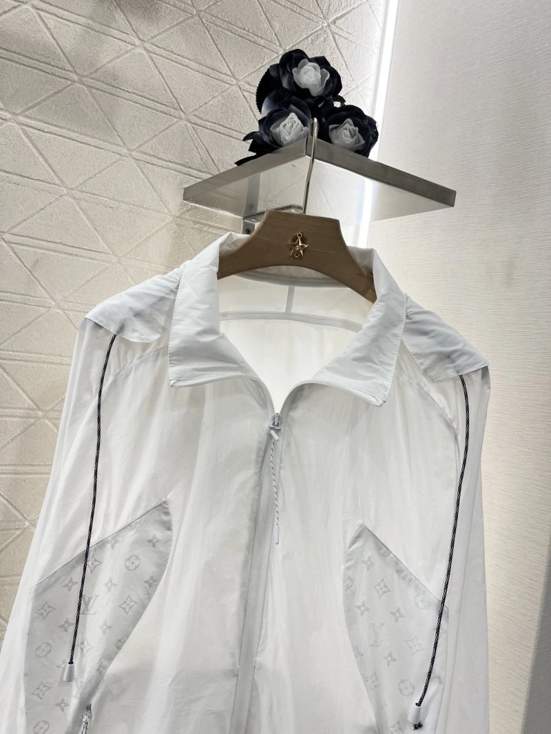 Tailored Louis Vuitton Outwear 131237