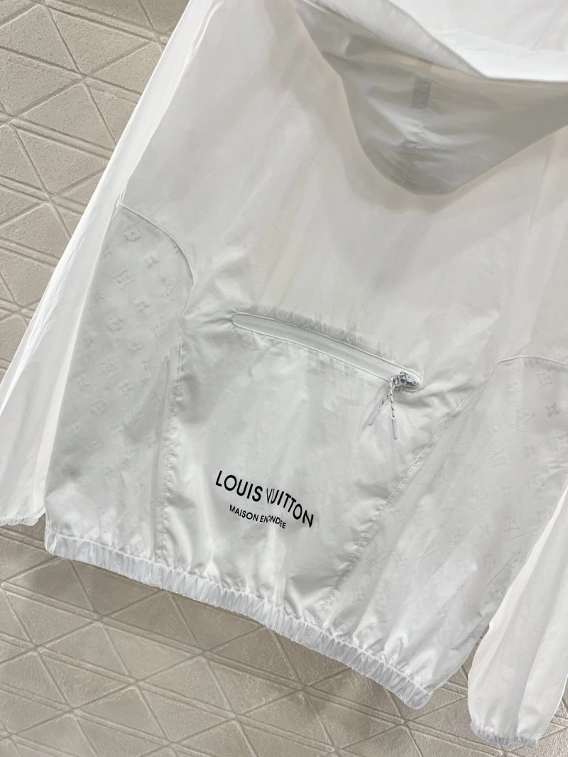 Tailored Louis Vuitton Outwear 131237