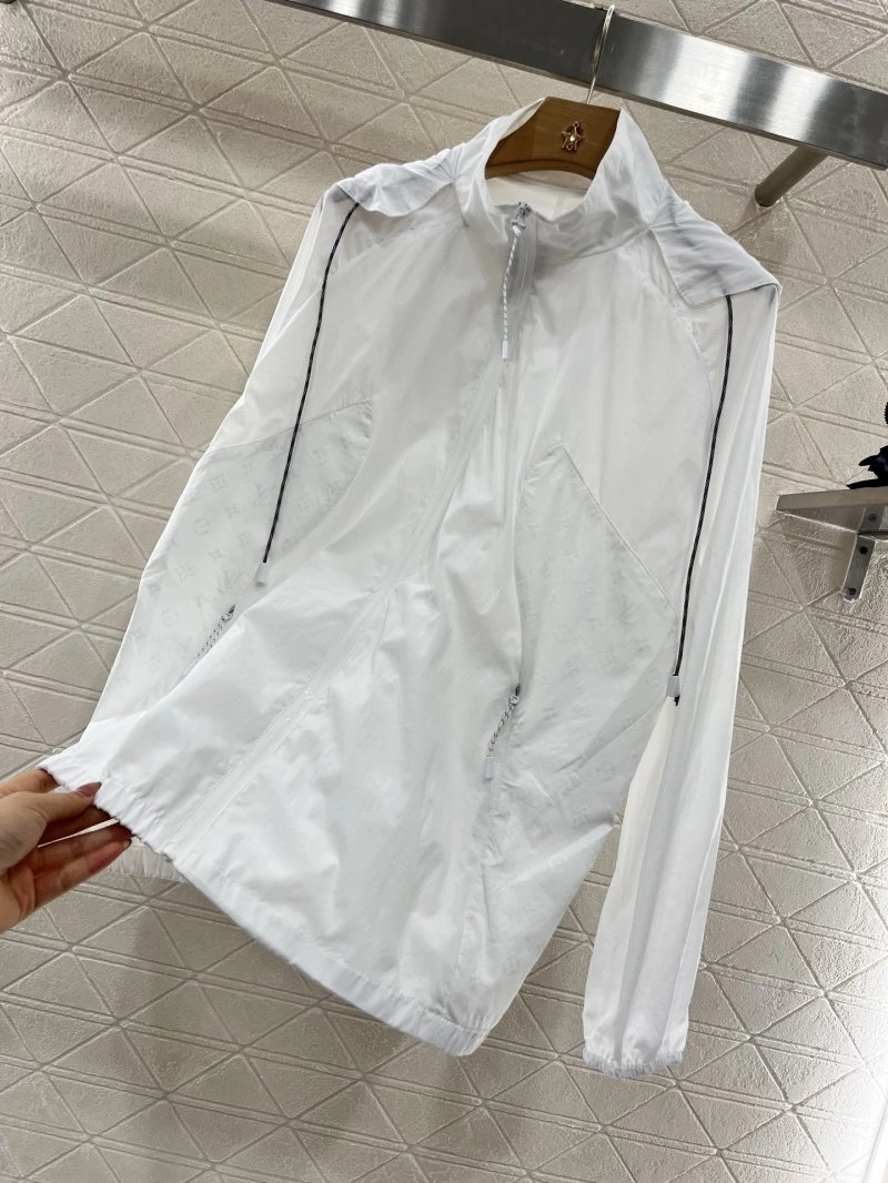 Tailored Louis Vuitton Outwear 131237