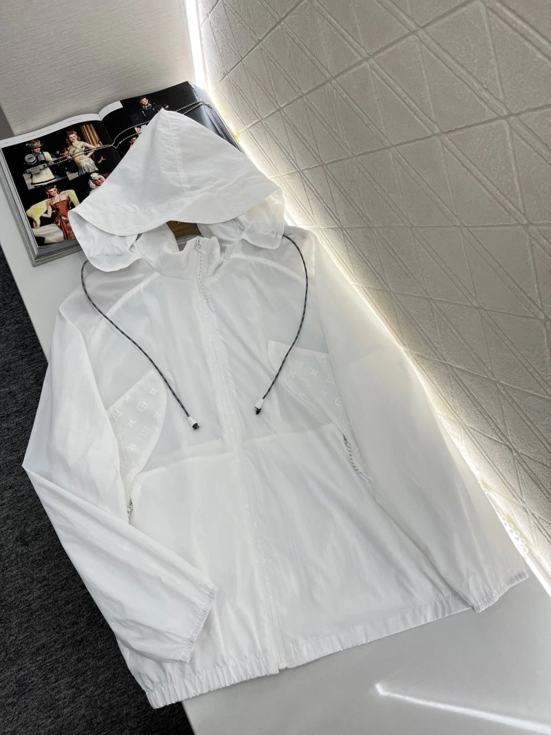 Tailored Louis Vuitton Outwear 131237