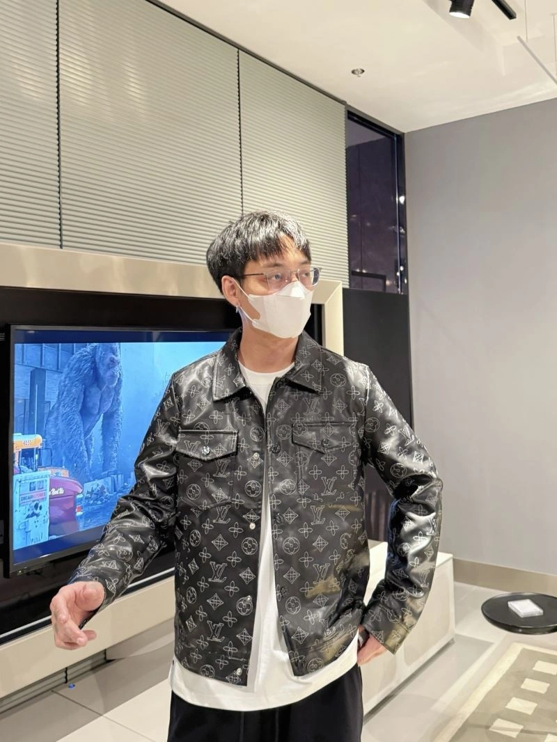WellDesigned Louis Vuitton Outwear 133946