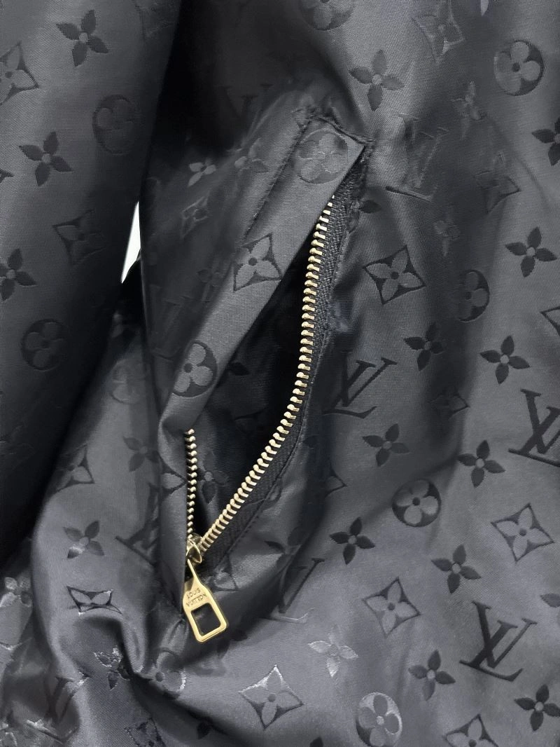 Stretchable Louis Vuitton Outwear 133824