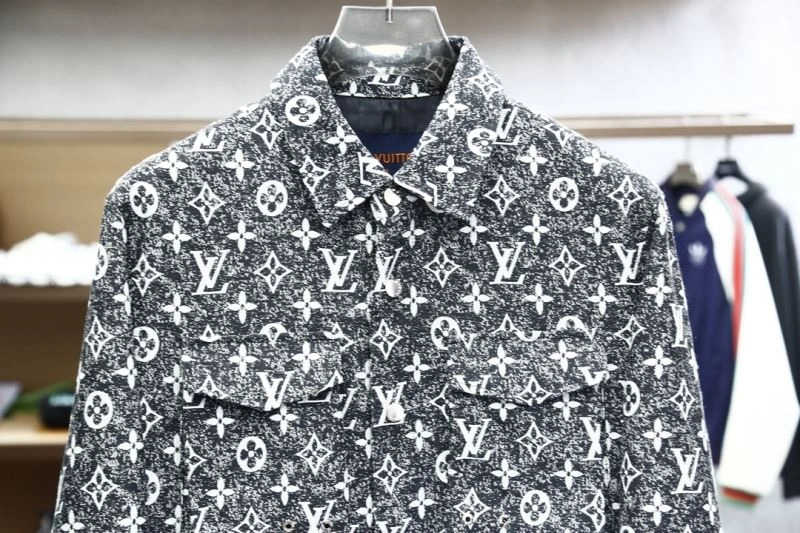 WellDesigned Louis Vuitton Outwear 133812