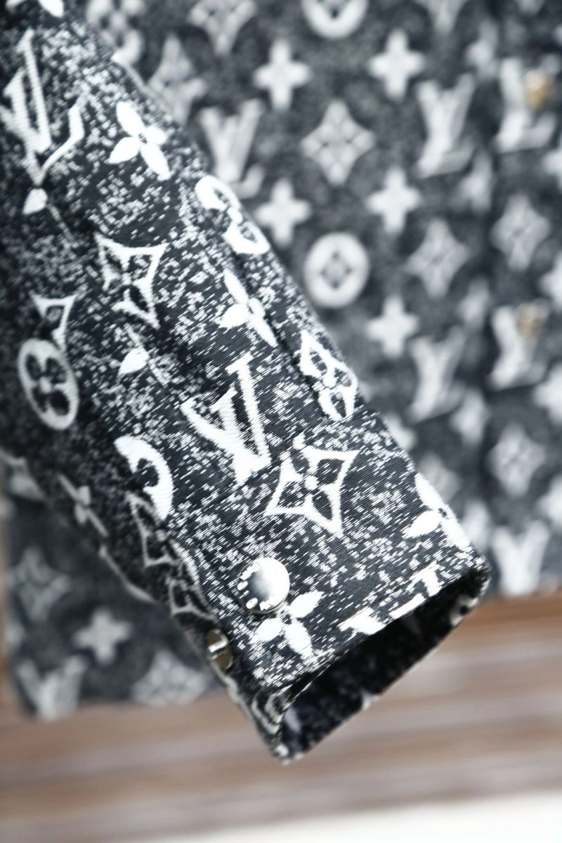 WellDesigned Louis Vuitton Outwear 133812