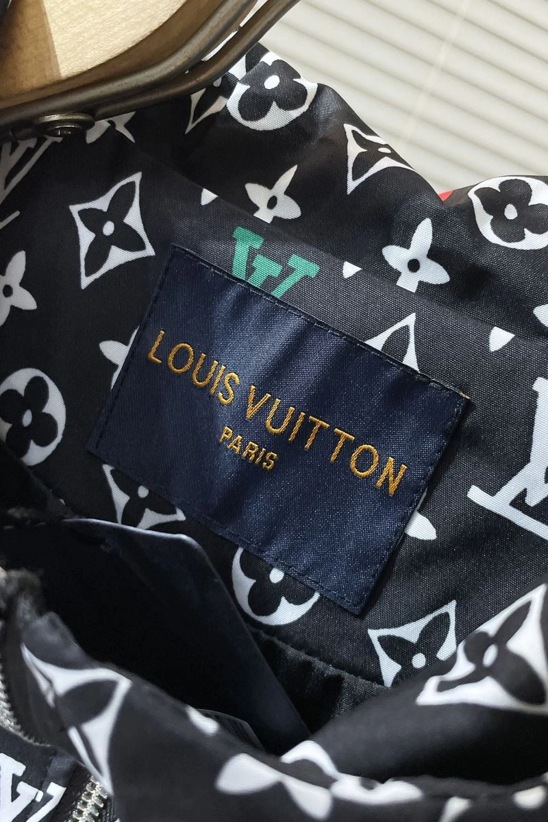 SmoothTexture Louis Vuitton Outwear 133813