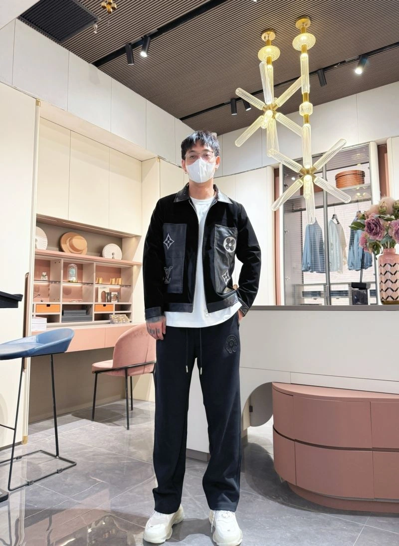 Lightweight Louis Vuitton Outwear 132967