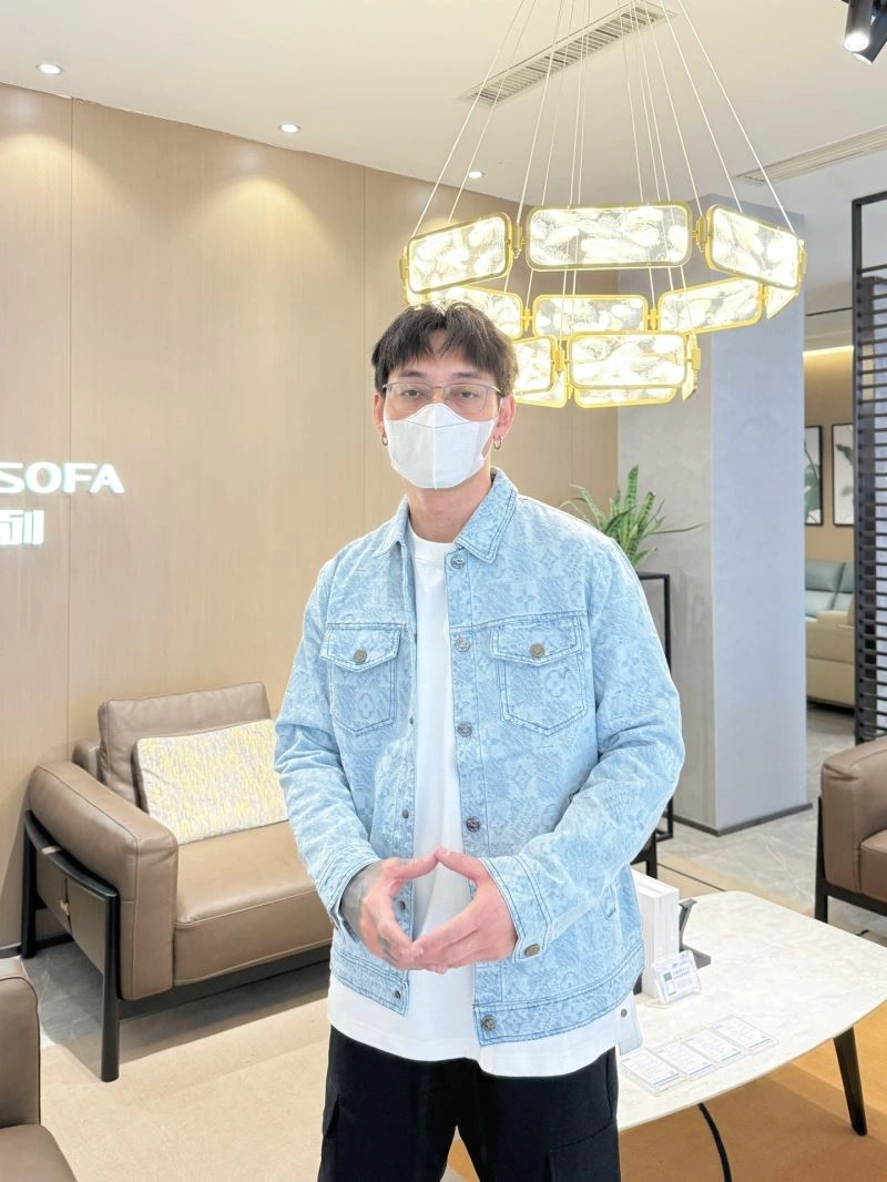 Breathable Louis Vuitton Outwear 132946