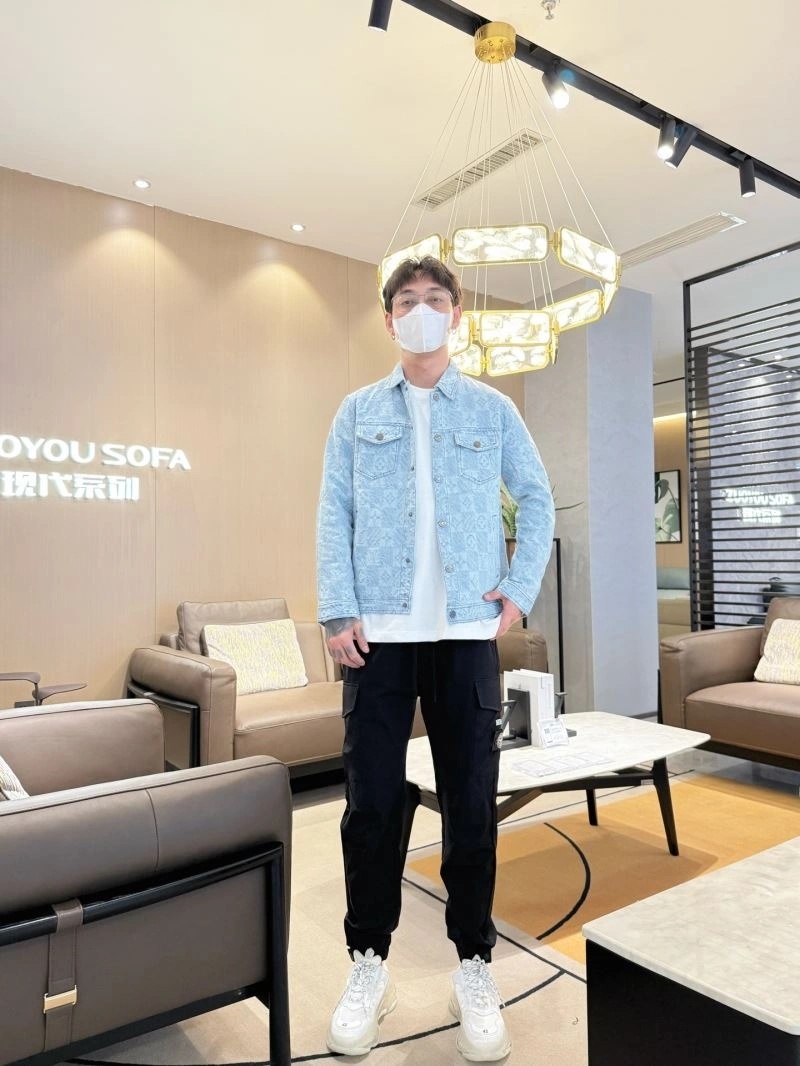 Breathable Louis Vuitton Outwear 132946