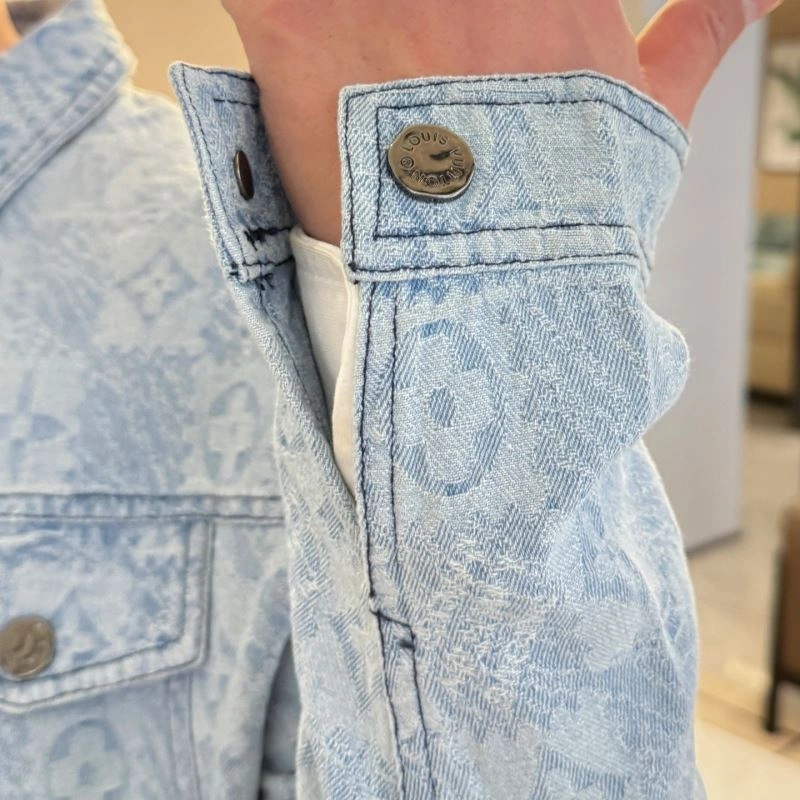 Breathable Louis Vuitton Outwear 132946